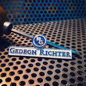 "PIN EMPRESARIAL PERSONALIZADO TRIDIMENSIONAL FUNDIDO."