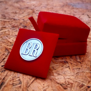 "PIN EMPRESARIAL PERSONALIZADO TRIDIMENSIONAL FUNDIDO."