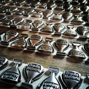 "PIN EMPRESARIAL PERSONALIZADO TRIDIMENSIONAL FUNDIDO."
