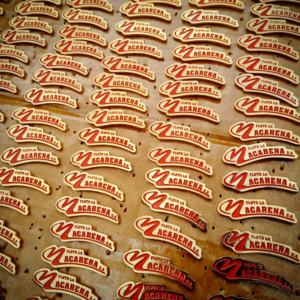 "PIN EMPRESARIAL PERSONALIZADO TRIDIMENSIONAL FUNDIDO."
