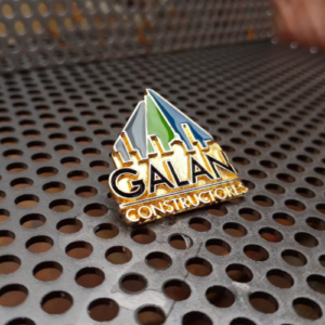 "PIN EMPRESARIAL PERSONALIZADO TRIDIMENSIONAL FUNDIDO."