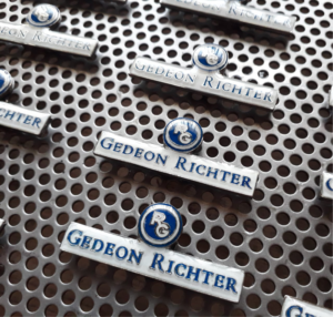 "PIN EMPRESARIAL PERSONALIZADO TRIDIMENSIONAL FUNDIDO."