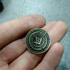 "PIN EMPRESARIAL PERSONALIZADO TRIDIMENSIONAL FUNDIDO."
