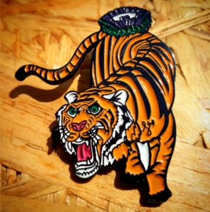 "PIN EMPRESARIAL PERSONALIZADO TRIDIMENSIONAL FUNDIDO."