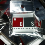 DS LABORATORIES - PIN GRABADO EN ACERO