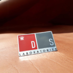 DS LABORATORIES - PIN GRABADO EN ACERO