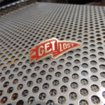 GET LOST - PIN GRABADO EN BRONCE ACABADO NATURAL