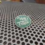 HEY FELLAS - PIN GRABADO EN BRONCE ACABADO NATURAL