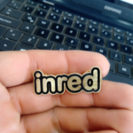 INRED - PIN GRABADO EN BRONCE ACABADO NATURAL