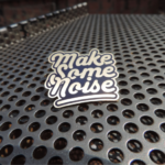 MAKE SOME NOISE - PIN GRABADO EN BRONCE ACABADO NATURAL