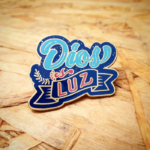 DIOS ES LUZ - PIN GRABADO EN BRONCE ACABADO NATURAL