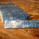 BIO D GOLD PREMIUM - PIN GRABADO EN BRONCE ACABADO DORADO