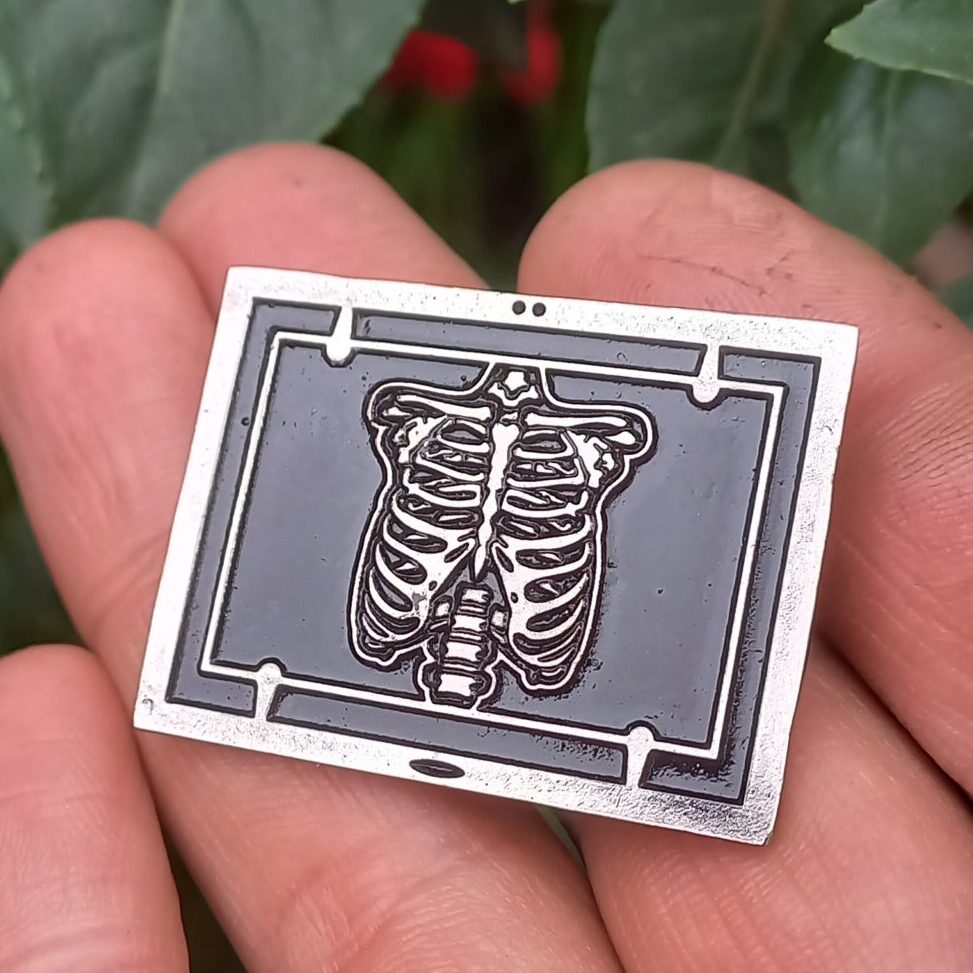 "PIN EMPRESARIAL PERSONALIZADO TRIDIMENSIONAL FUNDIDO."