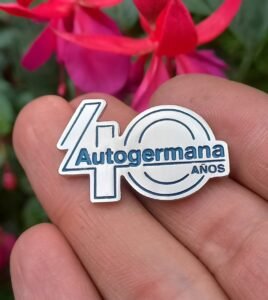 Pin empresarial personalizado con esmalte multicolor en metal plateado