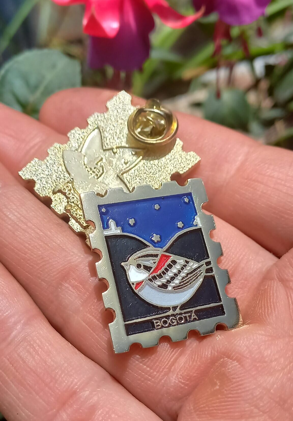 "PIN EMPRESARIAL PERSONALIZADO TRIDIMENSIONAL FUNDIDO."