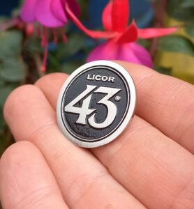 "PIN EMPRESARIAL PERSONALIZADO TRIDIMENSIONAL FUNDIDO."