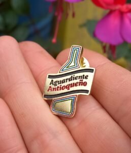 "PIN EMPRESARIAL PERSONALIZADO TRIDIMENSIONAL FUNDIDO."