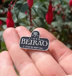 "PIN EMPRESARIAL PERSONALIZADO TRIDIMENSIONAL FUNDIDO."