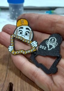"PIN EMPRESARIAL PERSONALIZADO TRIDIMENSIONAL FUNDIDO."