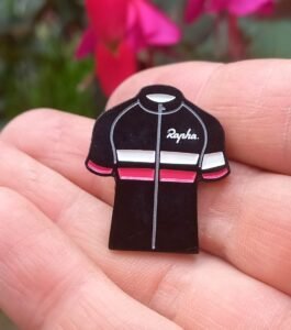 "PIN EMPRESARIAL PERSONALIZADO TRIDIMENSIONAL FUNDIDO."