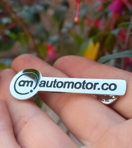 "PIN EMPRESARIAL PERSONALIZADO TRIDIMENSIONAL FUNDIDO."