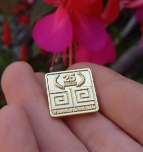 "PIN EMPRESARIAL PERSONALIZADO TRIDIMENSIONAL FUNDIDO."