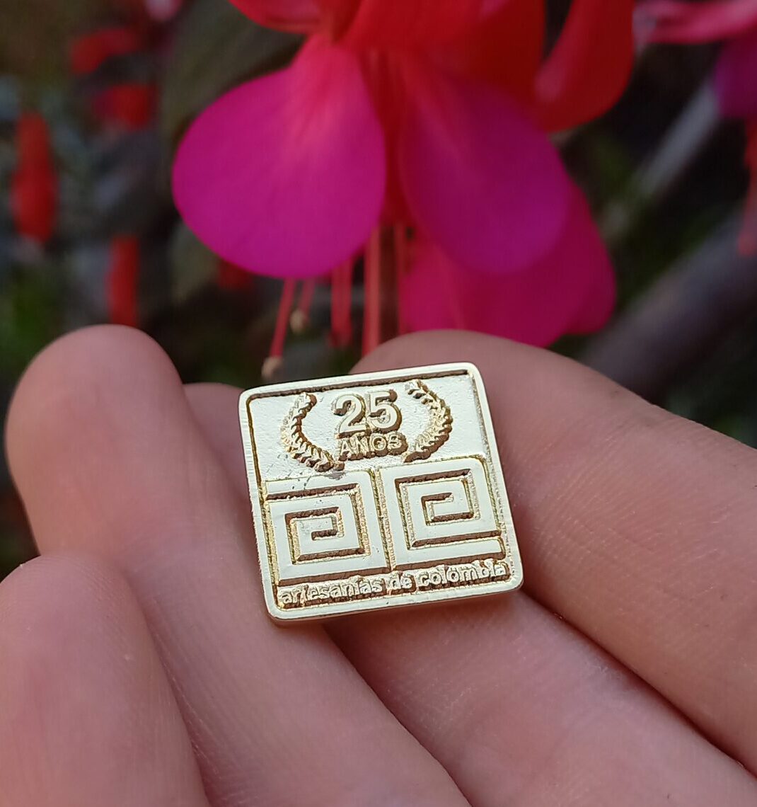 "PIN EMPRESARIAL PERSONALIZADO TRIDIMENSIONAL FUNDIDO."