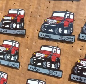"PIN EMPRESARIAL PERSONALIZADO TRIDIMENSIONAL FUNDIDO."