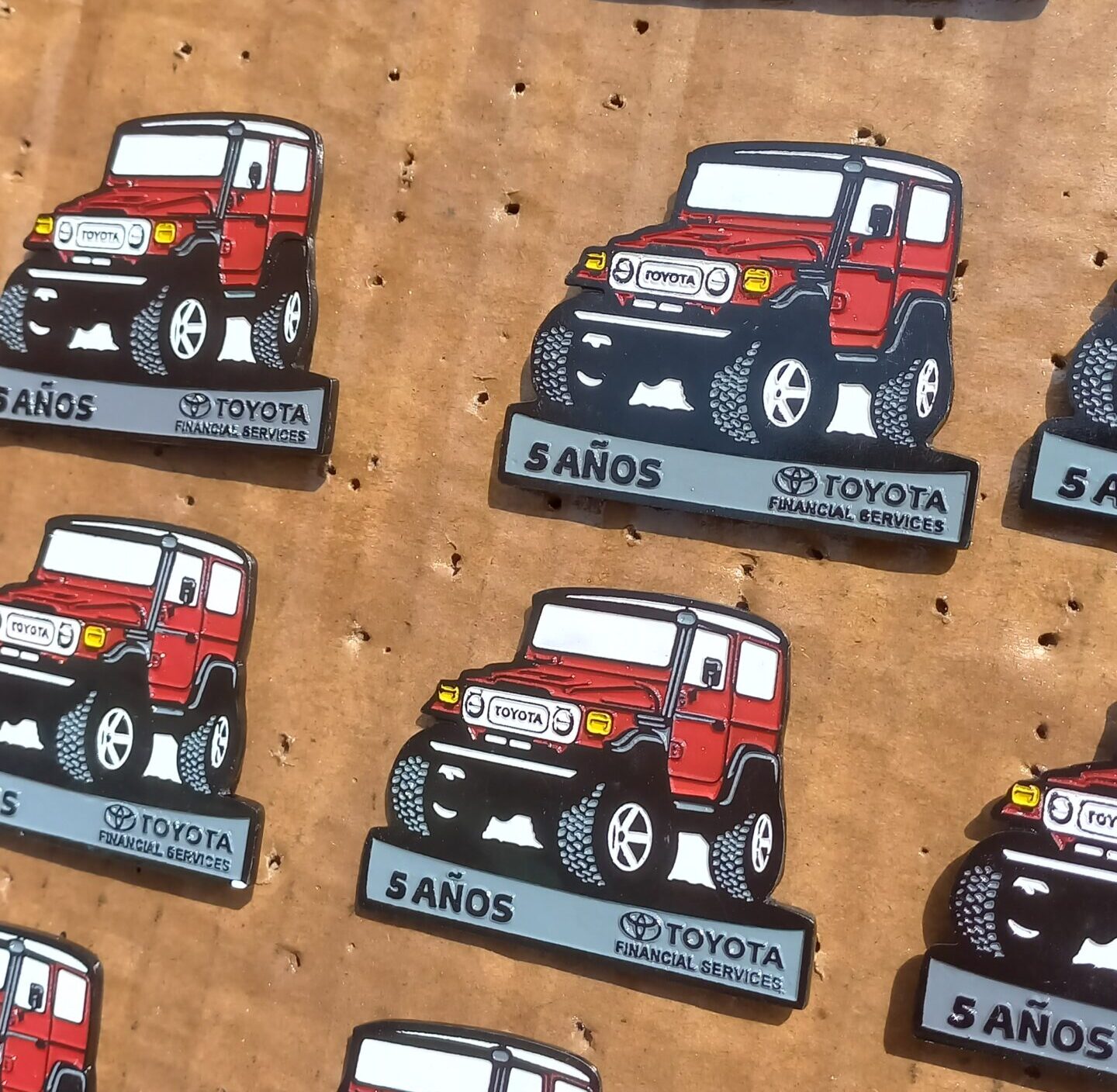 "PIN EMPRESARIAL PERSONALIZADO TRIDIMENSIONAL FUNDIDO."
