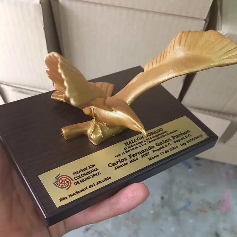 Trofeo de halcón en bronce sobre base de madera para premios institucionales
