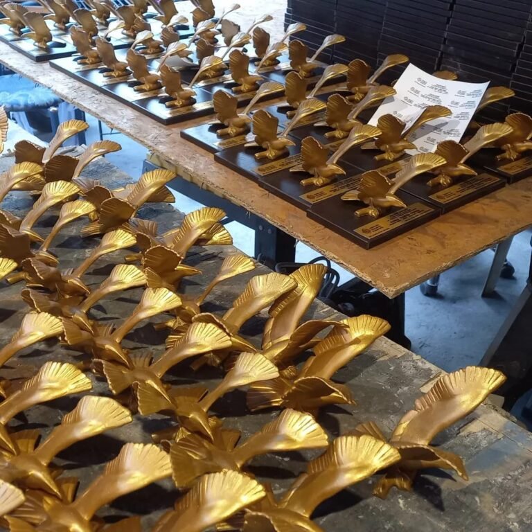 Trofeo de halcón en bronce sobre base de madera para premios institucionales