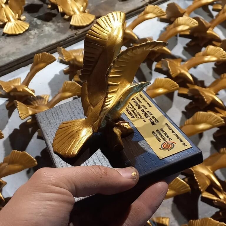 Trofeo de halcón en bronce sobre base de madera para premios institucionales