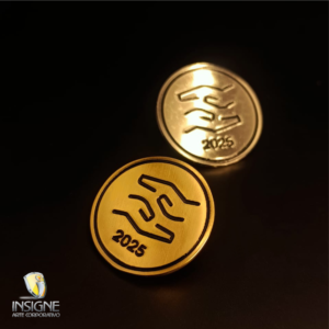 "PIN EMPRESARIAL PERSONALIZADO TRIDIMENSIONAL FUNDIDO."