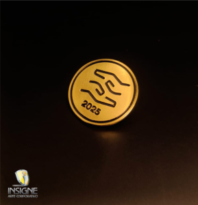"PIN EMPRESARIAL PERSONALIZADO TRIDIMENSIONAL FUNDIDO."