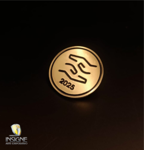 "PIN EMPRESARIAL PERSONALIZADO TRIDIMENSIONAL FUNDIDO."