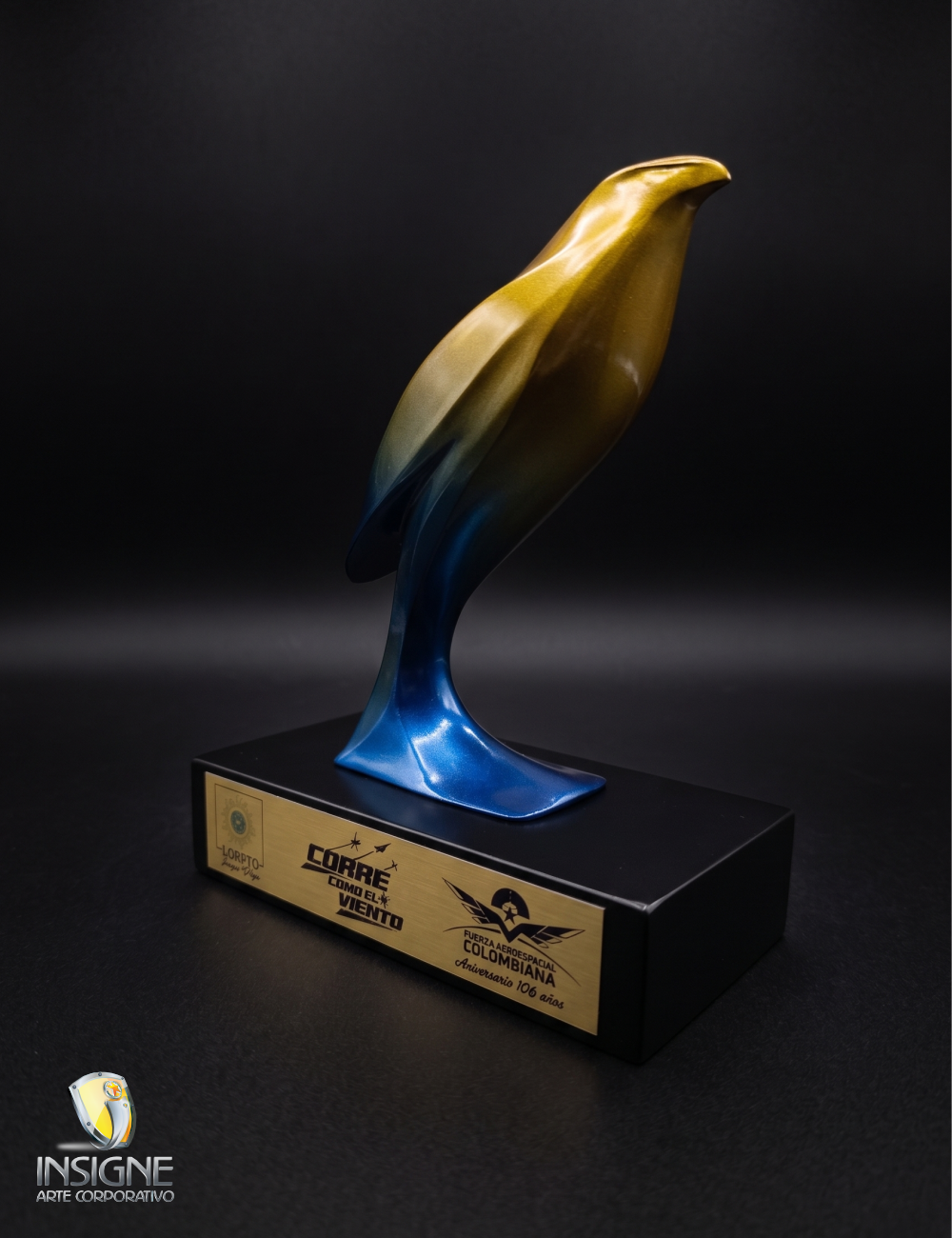 TROFEO EMPRESARIAL PERSONALIZADO, CON ACABADOS FINOS.