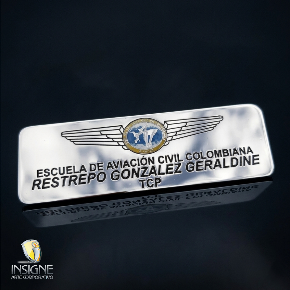 "Pin empresarial bidimensional fotograbado en bronce."