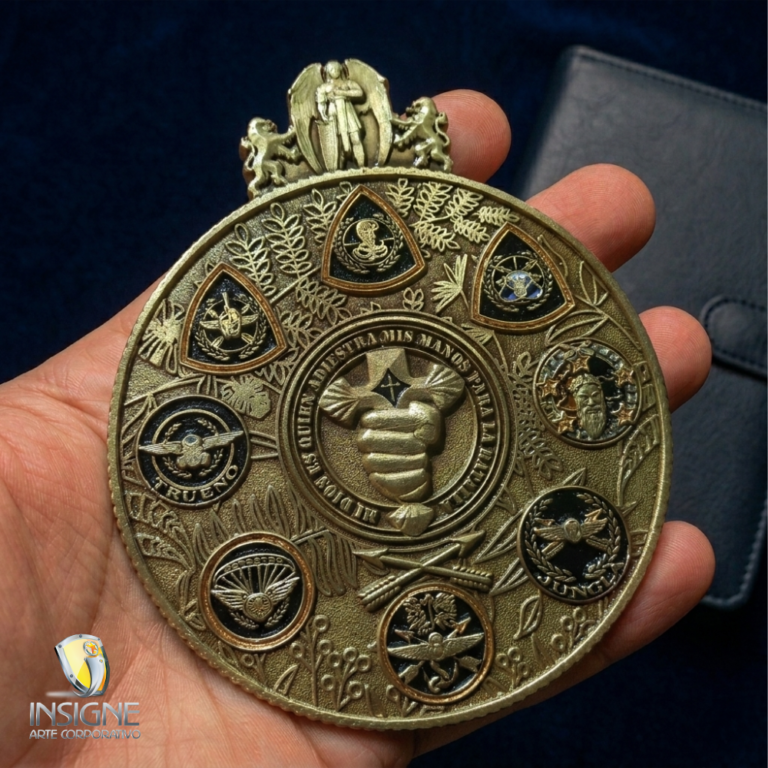 Moneda tridimensional Angel Ejercito troquelada en bronce posterior