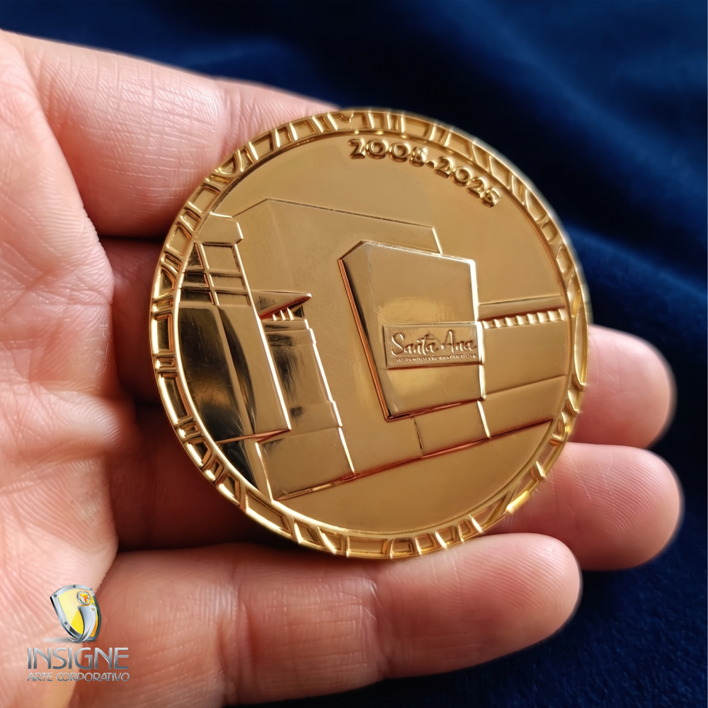 MONEDA TROQUELADA EN BRONCE, BAÑO EN ORO.