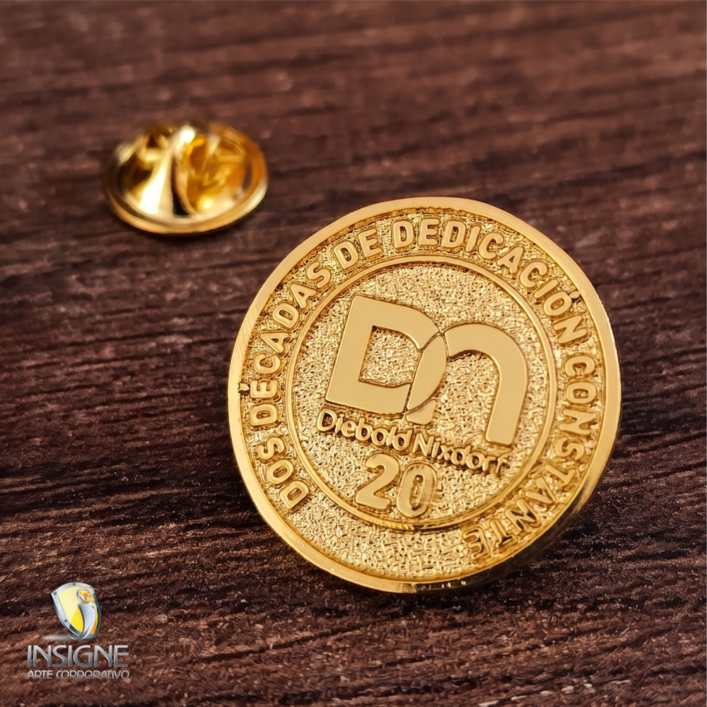 PIN TROQUELADO EN BRONCE, DORADO.