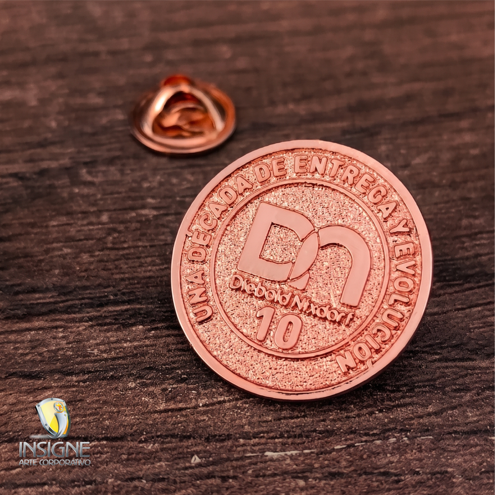 PIN TROQUELADO EN BRONCE, ORO ROSA.