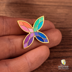 Pin empresarial personalizado con esmalte multicolor en forma de flor